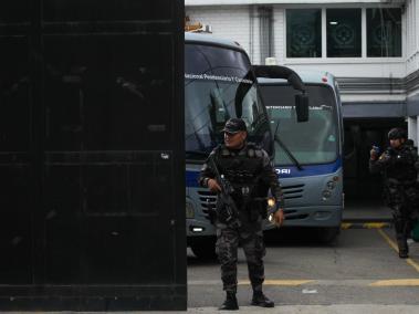 En dos buses del Inpec fueron trasladados 12 prisioneros que se encontraban en la cárcel la modelo tras el asesinato del director de la cárcel Elmer Fernandez. Los reclusos fueron enviados a la cárcel la picota y a la cárcel de picaleña en Ibagué.