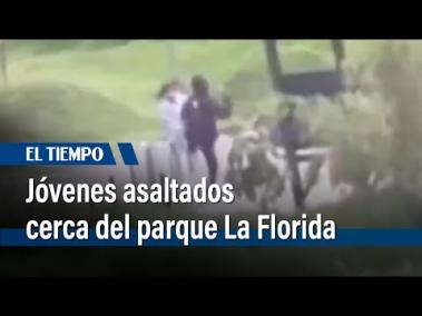 Atracadero en el barrio Gran Granada. Dos jóvenes fueron asaltados con arma blanca. La comunidad denuncia que las inmediaciones al parque La Florida se han convertido en un nido de delincuentes

SUSCRÍBETE: https://bit.ly/eltiempoYT 

Síguenos en nuestras redes sociales:
Twitter: https://twitter.com/eltiempo 
Facebook: https://www.facebook.com/eltiempo 
Instagram: https://www.instagram.com/eltiempo 

El Tiempo
El Tiempo es el medio líder de noticias en Colombia, caracterizado por sus investigaciones y reportajes exclusivos, sobre:  justicia, deportes, economía, política, cultura, tecnología, innovación, cambio climático, entre otros eventos noticiosos en Colombia y el mundo.

Para mayor información ingresa a: https://www.eltiempo.com 

Otros Canales de El Tiempo
Citytv: https://www.youtube.com/c/citytvbogota  
Bravissimo Citytv: https://www.youtube.com/c/BRAVISSIMOCITYTV  
Portafolio: https://www.youtube.com/user/PortafolioCO  
Futbolred: https://www.youtube.com/c/FutbolRedCO


https://www.youtube.com/c/ElTiempo
