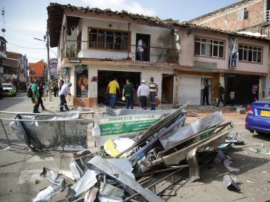 Cali, Colombia, mayo 20 del 2024
Una motobomba fue activada sobre las 6:15a.m. del día de hoy en el centro de Jamundí en el Valle del Cauca. El hecho, que iba dirigido contra 100 policía que llegaron a reforzar la seguridad del municipio y quienes se están hospedando en un hotel, dejó tres niños y dos policías heridos y daños materiales y dos vehículos y más de 50 viviendas y establecimientos comerciales.