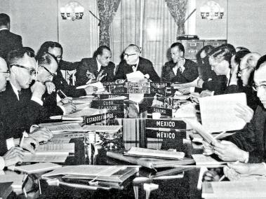 En 1947, época complicada a nivel mundial, Alfonso López Pumarejo (al fondo en el centro) fue el jefe de la delegación colombiana
ante las Naciones Unidas y presidió el Consejo de Seguridad perteneciente a la misma organización.