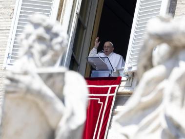 El Papa Francisco dirige la oración del Regina Caeli desde la ventana de su despacho que da a la Plaza de San Pedro, Ciudad del Vaticano.