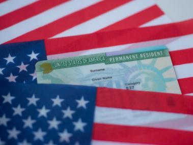 La green card permite vivir y trabajar en Estados Unidos.