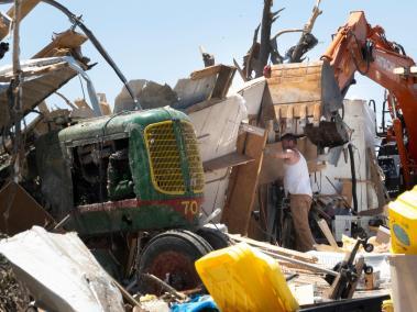 Residentes continúan los esfuerzos de recuperación y limpieza con la ayuda de familiares y amigos después del destructivo tornado.