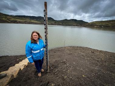 La gerente de la Empresa de Acueducto y Alcantarillado de Bogotá, Natasha Avendaño, hizo un recorrido técnico por el embalse de Chuza.