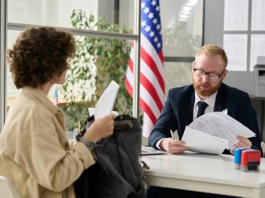 Diversas agencias se encargan de no permitir la entrada a los Estados Unidos bajo ciertas circunstancias.