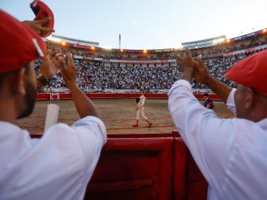 Monosabios, vestidos con su característico uniforme rojo y blanco, en medio de una corrida de toros en la plaza de Manizales  en 2022