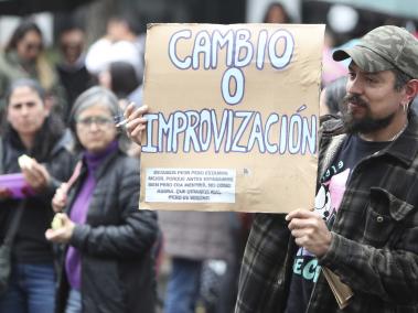 Un hombre sostiene un cartel en una protesta de profesores este miércoles, en Bogotá (Colombia).