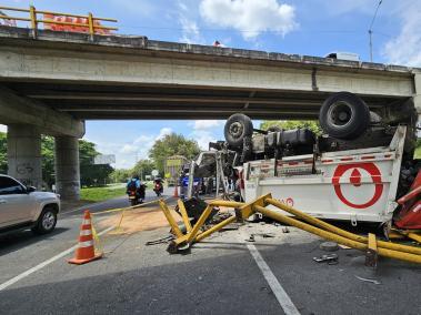 Camión de operadora de aseo cae de un puente vehicular en la vía Cali - Palmira
