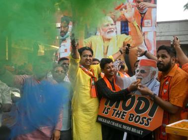 Simpatizantes de Narendra Modi, primer ministro de la India, celebran los resultados del recuento de votos de las elecciones generales.