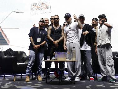 Los cantantes colombianos Maluma (c-i) y Blessd (c-d) posan en la presentación de su nuevo albúm "1 Of 1".