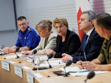 La presidenta suiza Viola Amherd y el ministro de Asuntos Exteriores suizo, Ignazio Cassis, hablan el 10 de junio de 2024 en Berna durante una conferencia de prensa previa a una conferencia de paz en Ucrania organizada por Suiza.