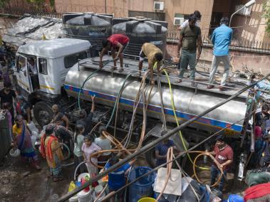 Residentes en Nueva Delhi llenaron bidones y cubetas con agua de un camión cisterna a principios de junio.