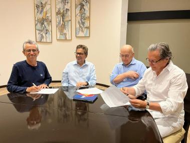 Firma del inicio de diálogos de paz con Iván Márquez