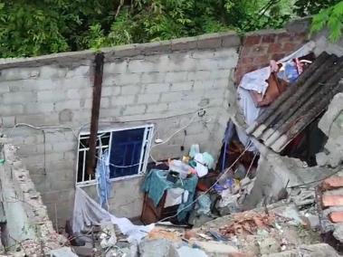 El derrumbe del cerro afectó dos casas en el sector de Gaira.