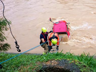 Vehículo que cayó al río Medellín