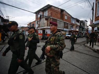 Cali Colombia 16 de junio de 2024 
En cumplimiento del compromiso con los jamundeños, este fin de semana se puso en marcha una Caravana de Seguridad como parte de la estrategia liderada por la Gobernación del Valle del Cauca, la Policía Nacional, el Ejército y el Gaula, para garantizar la tranquilidad en el territorio.
Con la presencia de 132 policías de diferentes especialidades, así como soldados del Batallón Pichincha y unidades de tránsito se adelantan controles en diferentes sectores del municipio.
Fotos Santiago Saldarriaga Quintero / EL TIEMPO