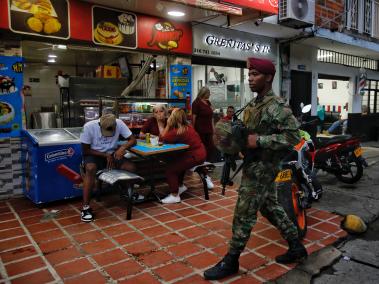 Cali Colombia 16 de junio de 2024 
En cumplimiento del compromiso con los jamundeños, este fin de semana se puso en marcha una Caravana de Seguridad como parte de la estrategia liderada por la Gobernación del Valle del Cauca, la Policía Nacional, el Ejército y el Gaula, para garantizar la tranquilidad en el territorio.
Con la presencia de 132 policías de diferentes especialidades, así como soldados del Batallón Pichincha y unidades de tránsito se adelantan controles en diferentes sectores del municipio.
Fotos Santiago Saldarriaga Quintero / EL TIEMPO