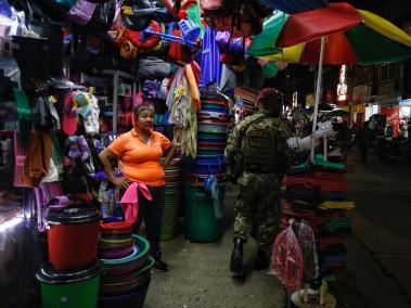 Cali Colombia 16 de junio de 2024 
En cumplimiento del compromiso con los jamundeños, este fin de semana se puso en marcha una Caravana de Seguridad como parte de la estrategia liderada por la Gobernación del Valle del Cauca, la Policía Nacional, el Ejército y el Gaula, para garantizar la tranquilidad en el territorio.
Con la presencia de 132 policías de diferentes especialidades, así como soldados del Batallón Pichincha y unidades de tránsito se adelantan controles en diferentes sectores del municipio.
Fotos Santiago Saldarriaga Quintero / EL TIEMPO