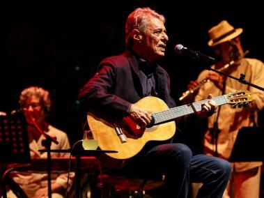 Chico Buarque, presentándose en un concierto en Campo Pequeño, Lisboa (Portugal).