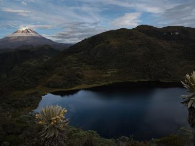 El Nevado del Tolima es uno de los sitios más icónicos y visitados. Incluso hay hoteles cercanos como Iguaima, donde puede disfrutar de avistamiento de aves, cabalgatas y hacer senderismo, entre otros.