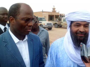 El líder de Ansar Dine, Iyad Ag Ghaly (R), habla junto al entonces Ministro de Asuntos Exteriores de Burkina Faso, Djibrille Bassole, en el aeropuerto de Kidal, al norte de Malí, el 7 de agosto de 2012.