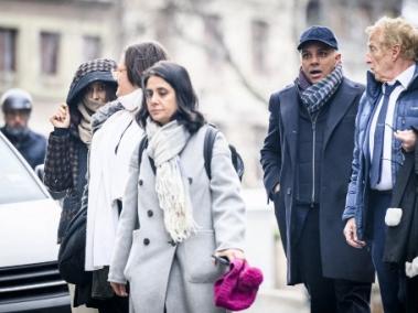 Los miembros de la familia Namrata Hinduja (izq.) y Ajay Hinduja (de gorra) llegan al tribunal de Ginebra con sus abogados en el día inaugural de su juicio por trata de personas el 15 de enero.