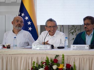 El jefe de delegación Segunda Marquetalia, Walter Mendoza (c), habla junto al comandante de la Segunda Marquetalia, Iván Márquez (d).