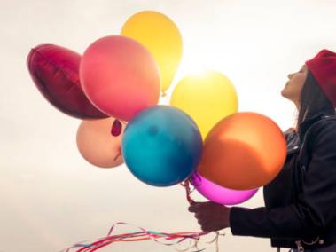 Mujer con varios globos en su mano