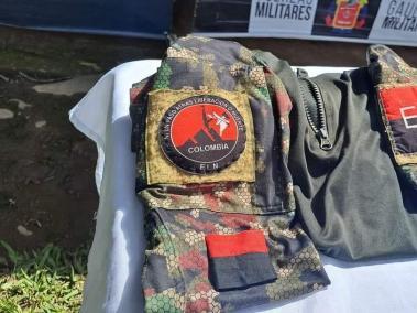 Emblemas del Eln en varios de los elementos hallados en el operativo.