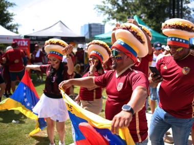 Hinchas venezolanos llegan a alentar a su selección en el partido contra Jamaica en Austin.