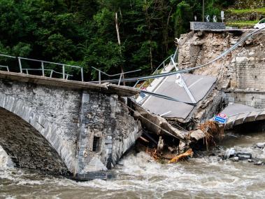 Un puente colapsó como consecuencia de la inundación. Hay varios desaparecidos.