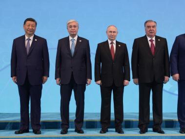 El presidente chino, Xi Jinping; el presidente kazajo, Kassym-Jomart Tokayev; el presidente ruso, Vladimir Putin; el presidente de Tayikistán, Emomali Rakhmon; y el presidente bielorruso, Alexander Lukashenko.