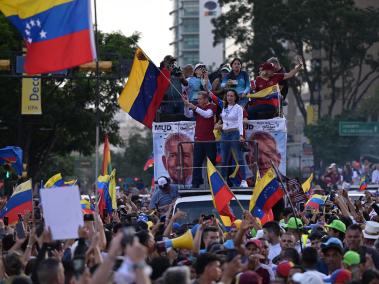 Inicicio de campaña en Venezuela. Machado y González en la multitud.