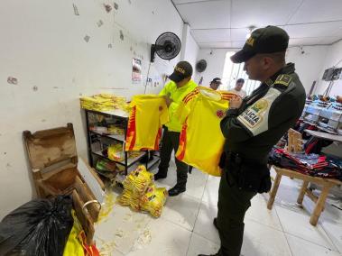 La Policía llegó hasta el taller donde se fabricaban las camisetas de la Selección Colombia.