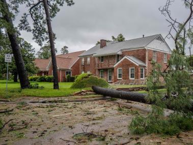 Un árbol caído bloquea una calle durante el huracán Beryl el 8 de julio de 2024 en Houston, Texas.