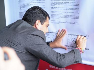 Alcalde de Soacha, Julián Sánchez 'Perico', firmando el acuerdo.