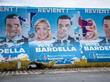 Paris (France), 08/07/2024.- Electoral posters of Marine Le Pen and Jordan Bardella from the far-right party 'Rassemblement National' near to party headquarters one day after their defeat in the second round of the parliamentary elections, in Paris, France, 08 July 2024.France voted in the second round of the legislative elections on 07 July. According to the first official results, the left-wing New Popular Front (Nouveau Front populaire, NFP) was ahead of President Macron's party and Le Pen's far-right National Rally (RN). (Elecciones, Francia, Jordania) EFE/EPA/CHRISTOPHE PETIT TESSON