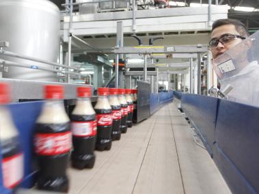 Aspectos del proceso de producción de una de las botellas de Coca Cola con materia  reciclable