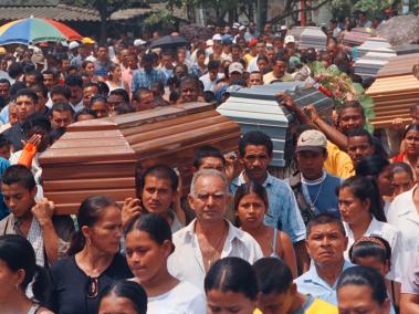 Foto de archivo del 2002 que muestra el sepelio de las víctimas de la masacre cometida por las Farc en la Finca Villa Lucía, en Apartadó, Urabá antioqueño.