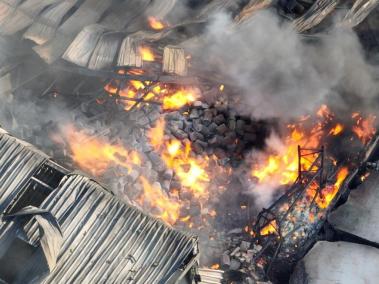 Los bomberos advirtieron que el humo tóxico podría extinguirse en varios días.