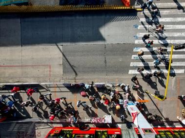 Preste atención, desde mañana por trabajos del metro estará cerrada la estación Calle 72 de TransMilenio. Quienes se movilicen desde y hacia este sector cuentan con 31 rutas troncales como alternativas en las estaciones Flores - Areandina, Calle 76 - San Felipe y Polo. Además, el componente zonal tiene una oferta cercana de más de 43 rutas. Bogotá 12 de julio del 2024. FOTO MAURICIO MORENO CEET EL TIEMPO @mauriciomorenofoto