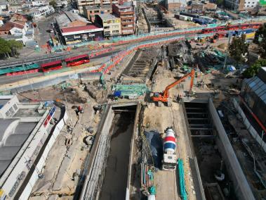 Deprimido de la calle 72 con Caracas que es una obra fundamental del Metro, tiene cuatro carriles, dos vienen de oriente a occidente y del otro lado van los de occidente a oriente para tráfico mixto; por encima estarán TransMilenio y el Metro que pasará en el sentido sur – norte, norte – sur”, explicó el alcalde Galán. Las obras del intercambiador vial avanzan satisfactoriamente con el incremento de personas y horarios de trabajo, lo que permitirá se cumpla con el hito contractual de entrega a la ciudadanía en octubre de este año. Bogotá  12 de julio 2024 . FOTO MAURICIO MORENO CEET EL TIEMPO @mauriciomorenofoto