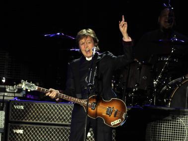 El cantante Paul McCartney durante la presentación de su concierto On The Run en el estadio Nemesio Camacho El Campin de Bogota.