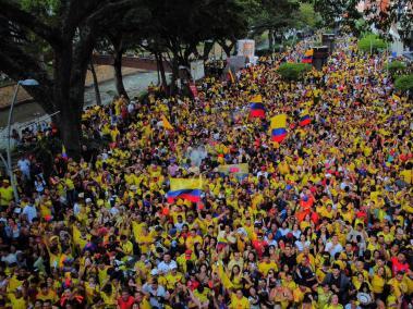 Hinchas de la Selección Colombia esperan el comienzo de la final de la Copa América en el Parque Sagrado Corazón, en el norte de la ciudad, gracias a una de las pantallas gigantes colocadas en el espacio público por parte de la Alcaldía Distrital