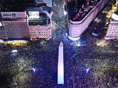 Miles de personas se concentran alrededor del Obelisco de Buenos Aires, para celebrar la victoria de la selección argentina en la final de la Copa América.