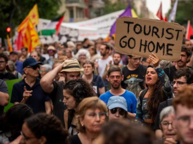 En junio, los residentes de Barcelona protestaron contra el turismo.