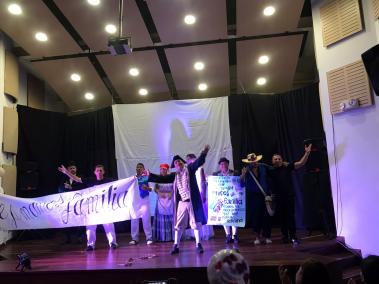 Grupo de teatro de la cárcel de Tuluá en presentación artística.