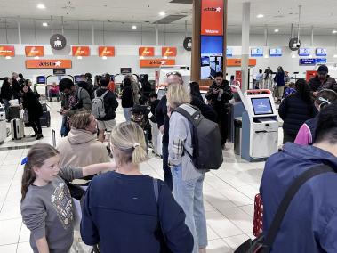 Pasajeros de Jetstar esperan mientras los quioscos de facturación están cerrados debido a una interrupción global de TI en el aeropuerto de Gold Coast en Bilinga, Australia, el 19 de julio de 2024.