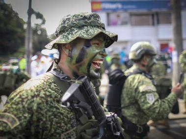 Miembros de las Fuerzas Militares comparten con los asistentes.