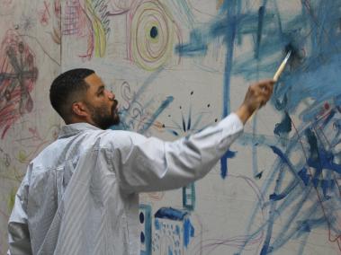 El artista colombiano Oscar Murillo (en la imagen) invita a niños y adultos a empuñar los pinceles para convertirse en artistas y dejar sus huellas en las paredes de su 'Jardín Inundado', la exposición colaborativa que abre este sábado en la mítica Sala de Turbinas de la Tate Modern de Londres. EFE